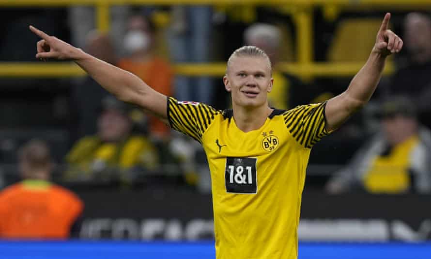 Erling Haaland de Dortmund célèbre après avoir marqué le quatrième but de son équipe contre l'Union Berlin.