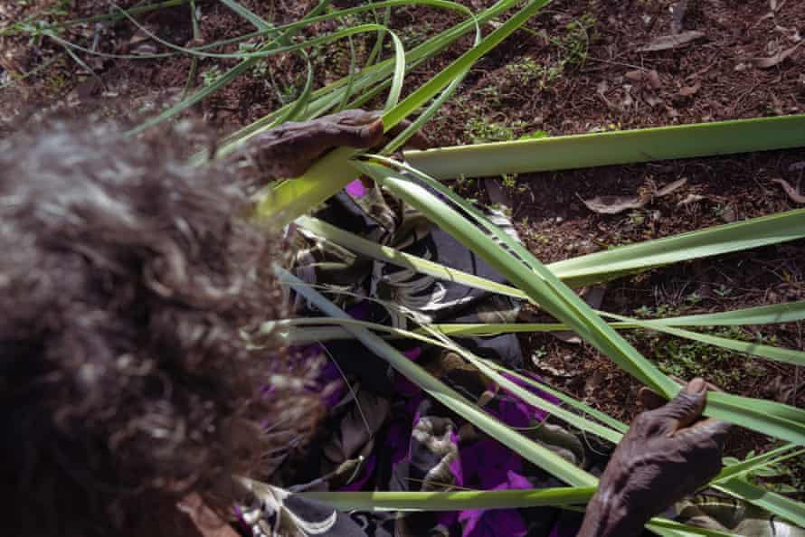 'Bringing the sun in': Bula'Bula's hardworking weavers dig color out of the red soil | native art Mary splits the leaves