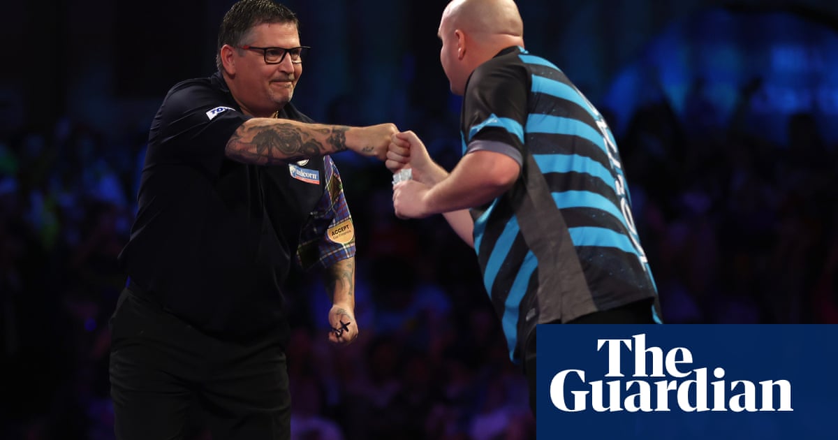 Gary Anderson beats Rob Cross to reach PDC world championship last eight