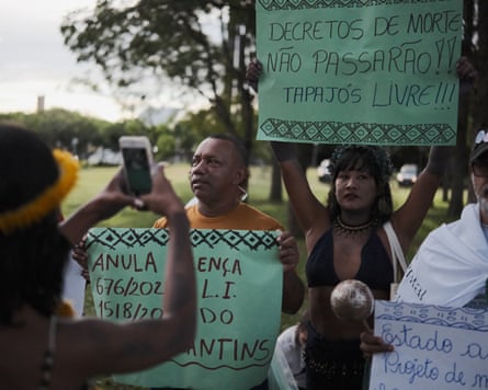 Pessoas segurando cartazes