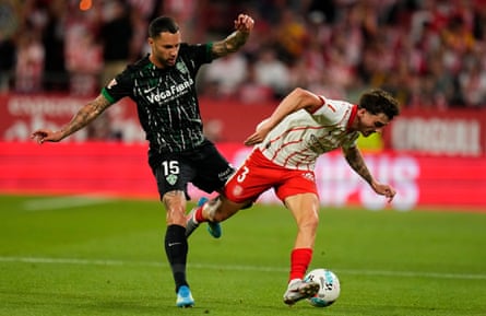 Girona's Joel Roca is challenged by Elche's José Antonio Morente.