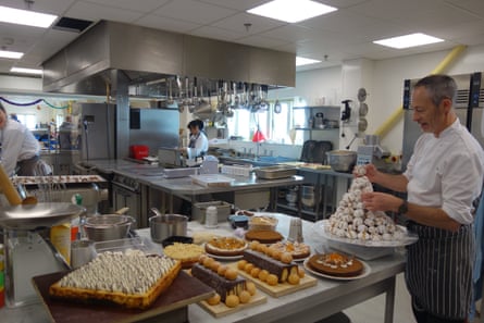 المصور أولييه هوبيرت يحضر الطعام في مطبخه في القارة القطبية الجنوبية