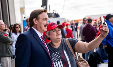 Mike Lindell: MyPillow şefinin etkisi, Trump'ın büyük yalanının sadık destekçisi olarak artıyor | Ohio 1 Lindell, Eylül 2020'de Minnesota'daki bir Trump mitinginde.