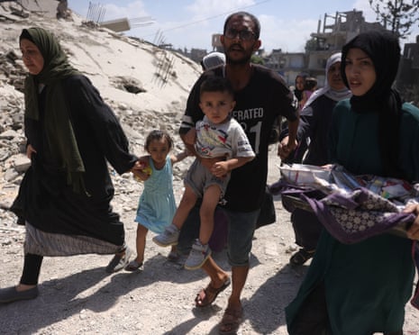 Palestinians flee their homes in Jabalia's Saftawy neighbourhood on 26 August 2025. Israel's defence minister on 20 June, approved a military plan for the conquest of Gaza City, authorising the call-up of about 60,000 reservists, piling pressure on Hamas as mediators push for a ceasefire.