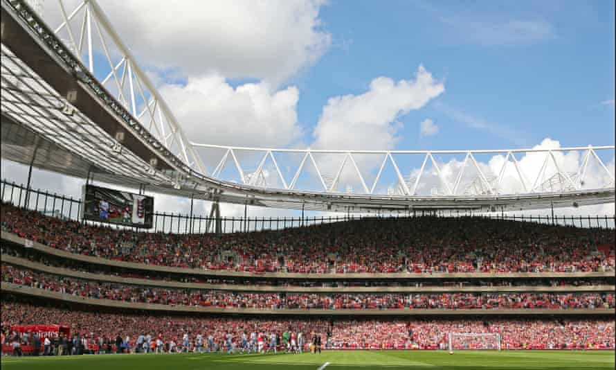 Les joueurs d'Arsenal et d'Aston Villa entrent sur le terrain en août 2006 pour le premier match de compétition à l'Emirates Stadium