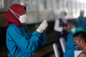 Un trabajador de la salud prepara una dosis de Sinovac durante una campaña de vacunación masiva en la estación de tren de Bogor, Indonesia.