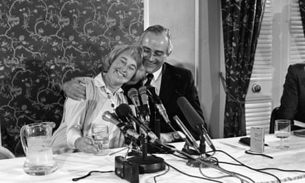 Jennifer Guinness with her husband John Guinness at a press conference following her release, April 1986