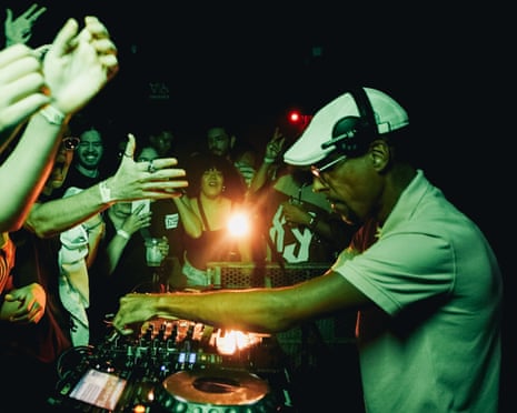 DJ Patife performing at the Speedtest x Rotas event in Rio.
