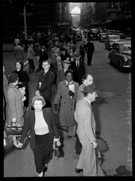 نيلي سمول تمشي في سيدني في أغسطس 1952.