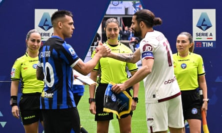 Referee Maria Caputi, along with her assistants, look on as the Inter and Torino captains shake hands.