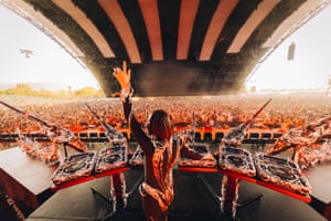 A view from behind the performer looking out over a large crowd