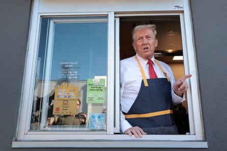 Donald Trump visita um restaurante McDonald's em Feasterville-Trevose, Pensilvânia, em 20 de outubro de 2024.