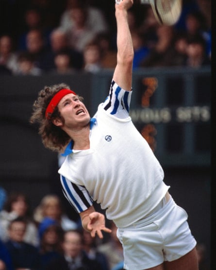 John McEnroe mengenakan pakaian bermerek Sergio Tacchini di final putra Wimbledon tahun 1980