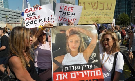 Uma manifestação pedindo o retorno de entes queridos feitos reféns após a infiltração mortal de homens armados do Hamas vindos de Gaza