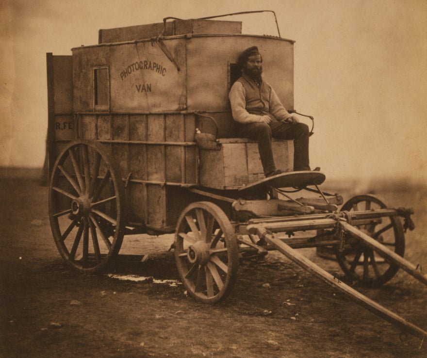 Marcus Sparling, retrato de tamaño completo, sentado en el carruaje fotográfico de Roger Fenton de la colección de fotografías de la guerra de Crimea de Roger Fenton