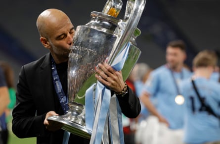 Pep Guardiola mencium trofi Liga Champions