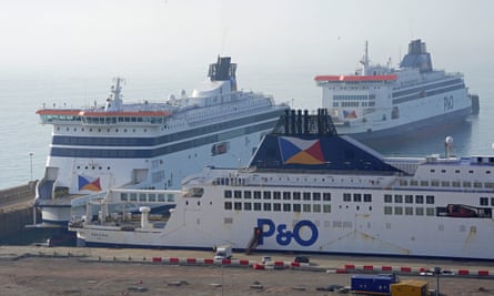 Feri P&O Pride of Kent (depan), Spirit of Britain (kiri) dan Pride of Canterbury (kanan belakang) berlabuh di Pelabuhan Dover di Kent.