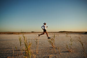 Luz do amanhecer sobre as planícies de sal do parque de conservação Wabma Kadarbu Mound Springs. Guli parte para a maratona nº 6, em direção a Kati-Thanda-Lake Eyre, no sul da Austrália.