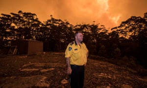 Fire Chief Greg Hodges from RSF northern beaches assesses the fire from Kurrajong.