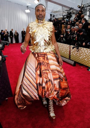 Billy Porter continues his OMG moments on the red carpet by dressing like ... an Oscar! Tonight he mixed a sleeveless top with gold feathers and a floor-length skirt featuring a bold orange print from Giles Deacon.