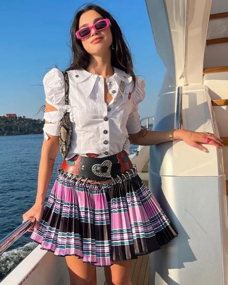 La pop star Dua Lipa porte une jupe Chopova Lowena inspirée du kilt écossais et de la robe traditionnelle bulgare.