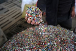 Um trabalhador prepara plástico para processamento para extrair combustível em Jabalia, no norte da Faixa de Gaza