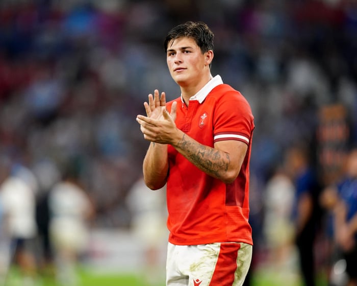 Louis Rees-Zammit recalled to Wales squad after NFL experiment
