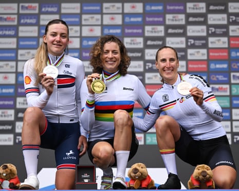 Marlen Reusser (centre) receives her gold medal with Zoe Backstedt (left) winning silver and Franziska Koch (right) bronze.