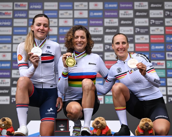 Marlen Reusser holds off Zoe Backstedt to retain world time-trial cycling title