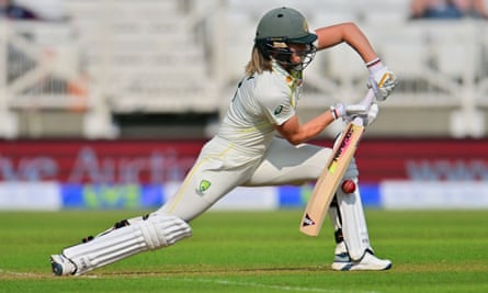Ellyse Perry dari Australia memainkan pertahanan maju di Ashes Test