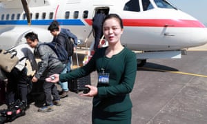 Një grua e Koresë së Veriut udhëzon gazetarët e Koresë së Jugut në një aeroport në Wonsan, Koreja e Veriut