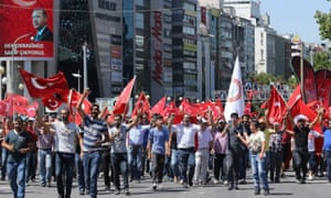 الناس يلوحون بالاعلام الوطنية لأنها مسيرة من ميدان كيزيلاى لبناء الأركان العامة التركية للرد على محاولة انقلاب عسكري