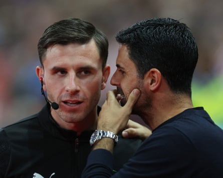 âÂÂA study in righteous indignationâÂÂ: Mikel Arteta talks to fourth official Elliot Bell.
