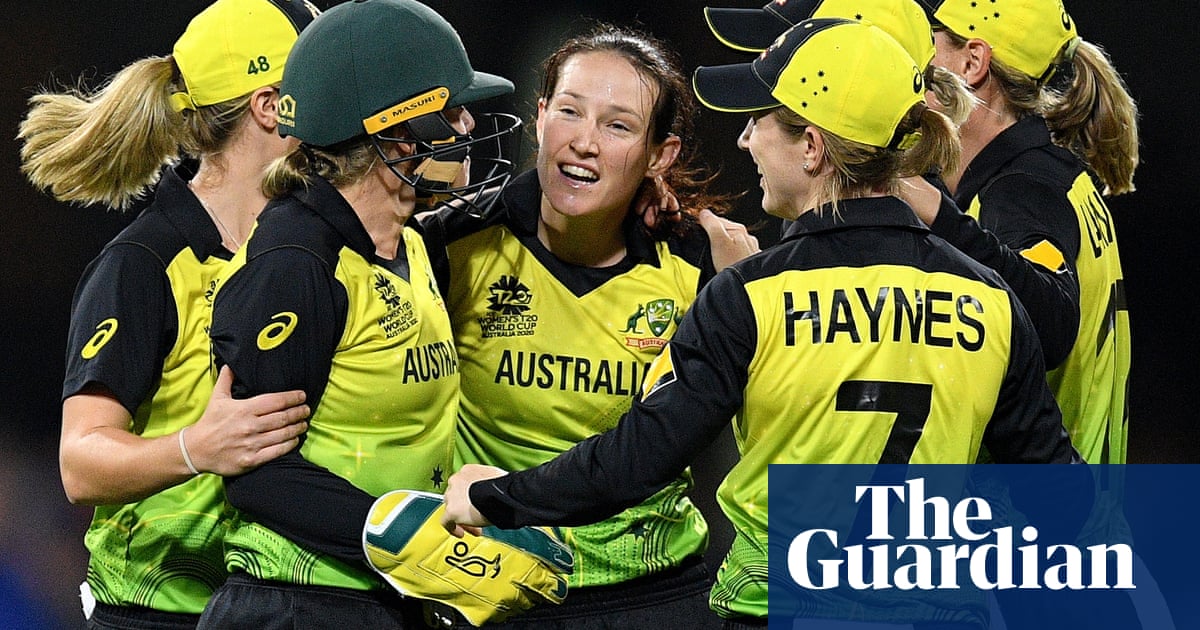 Australia dodge rain and hold nerve to beat South Africa and reach Womens World T20 final