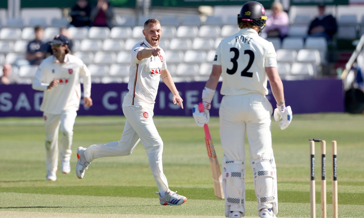 Lunch Brings Hope as D’Oliveira Nears Landmark
