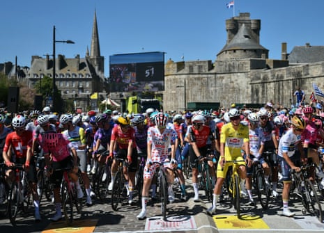 The riders line-up for the start of stage seven out of Saint-Malo.