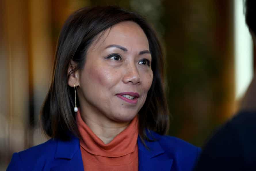Le député indépendant nouvellement élu Dai Le s'adresse aux médias au Parlement à Canberra, mardi 28 juin 2022.