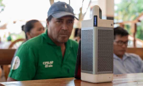 El líder de Esse Ejja, Oscar Lurici, escucha al relator especial de la ONU sobre tóxicos y derechos humanos en un evento en línea.