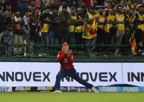 इंग्लैंड के जैकब बेथेल ने श्रीलंका के चैरिथ असलांका को आउट करने के लिए कैच लपका।