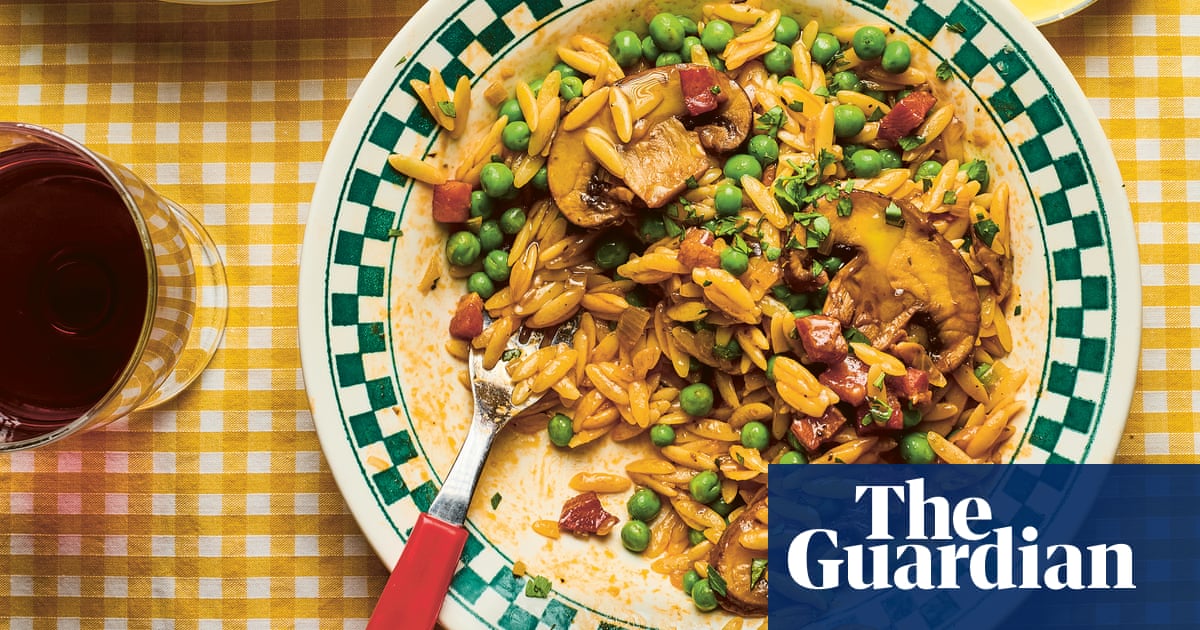 Budget-friendly recipe: one-pot orzo with peas, mushrooms and bacon
