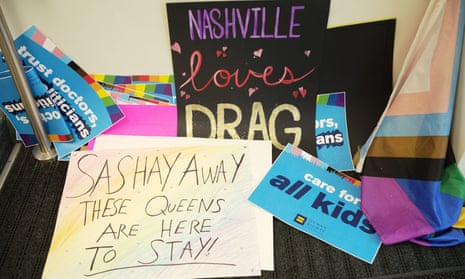 Signs in favour of drag queens
