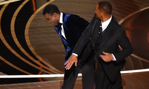 Will Smith (phải) tát Chris Rock trên sân khấu trong lễ trao giải Oscar năm 2022.