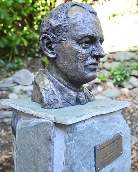 Le nouveau buste de Kurt Schwitters dans le jardin d'Armitt à Ambleside.