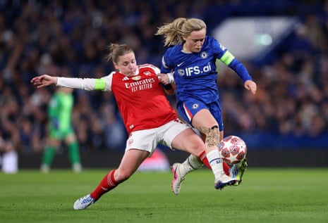 Erin Cuthbert of Chelsea is challenged by Kim Little of Arsenal