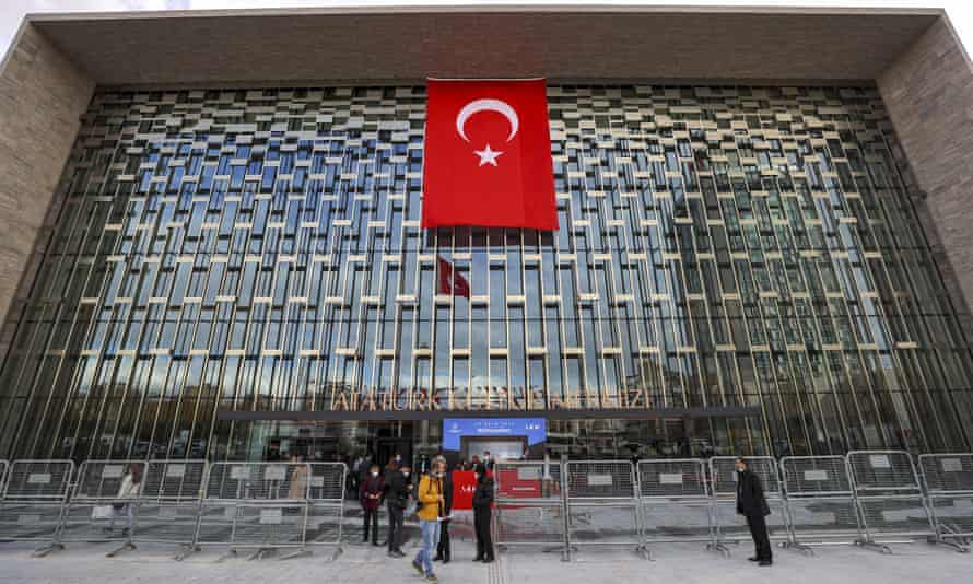 Merkez girişinde Türk bayrağı asılı