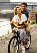 robert de niro riding a bike alongside a stretch of water with jane fonda sitting on the crossbar in the 1990 film stanley and iris