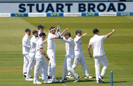 Stuart Broad merayakan ketika gawang McCollum ditangkap oleh Root pada slip pertama pada hari pertama pertandingan uji pertama Inggris v Irlandia di Lords Cricket Ground.