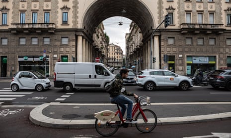 Man rides public bike in Milan