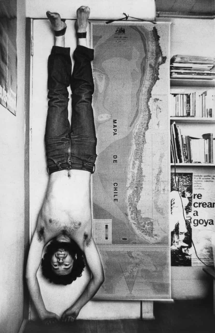 Elías Adasme se cuelga de sus pies para protestar contra Pinochet en su pieza A Chile, 1979.
