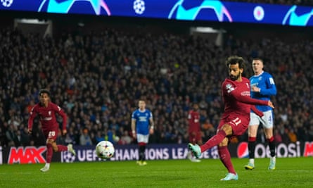 Mohamed Salah tire au but lors du match du groupe A de l'UEFA Champions League entre les Rangers et Liverpool.